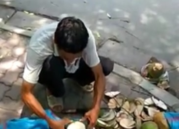 Hà Nội: Nghi dừa xiêm ‘tắm’ hóa chất giữa phố