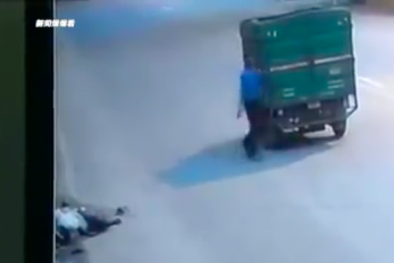 Tài xế gây tai nạn bỏ mặc nạn nhân chảy máu đến chết, người qua đường dừng lại 'hôi của'