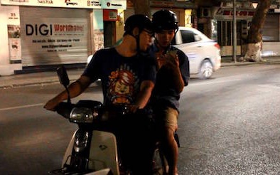 Game thủ Việt chạy nhảy, leo trèo để bắt Pokemon