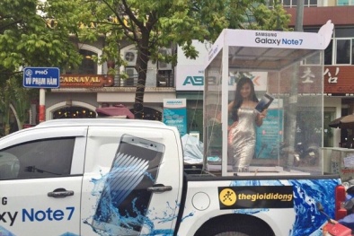 Thuê người mẫu mặc bikini đón khách, ‘nhốt’ lồng diễu phố: Cần tẩy chay ngay!