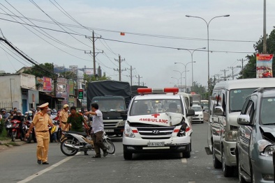 Xe cứu thương bất thình lình gặp tai nạn liên hoàn khi đưa thi thể về nhà