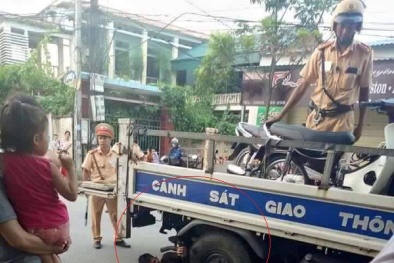 Nam thanh niên bò toài dưới gầm xe CSGT, ôm lốp... ăn vạ
