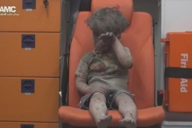 Bức ảnh cậu bé Syria mặt thất thần, lấm lem bụi và máu khiến dư luận dậy sóng