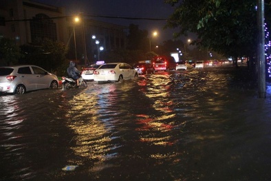 Cơn bão số 3: Ảnh các tuyến phố Hà Nội ngập lụt sau trận mưa lớn