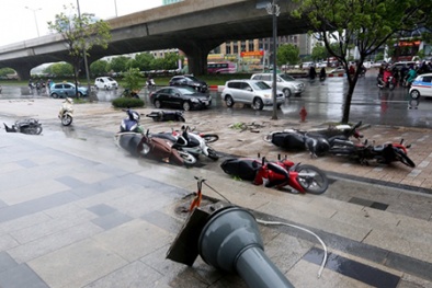 Kinh nghiệm lái xe máy an toàn dưới trời mưa bão