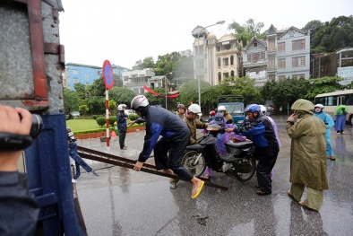 Quảng Ninh cấm xe máy qua cầu Bãi Cháy vì mưa lớn