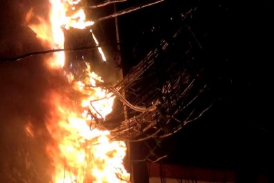 Sau tiếng nổ vang trời, cột điện đùng đùng bốc cháy