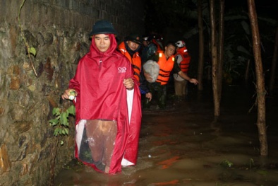 Cứu 11 người dân ở Hòa Bình bị nước lũ dâng cao cô lập