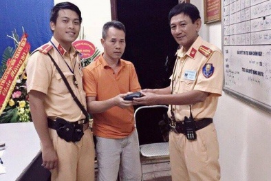 CSGT nhặt được chiếc ví có số tiền lớn trong cơn mưa bão số 3