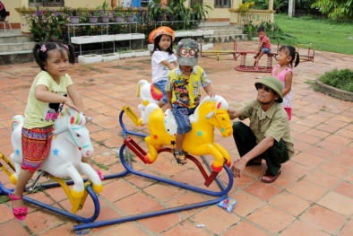 Dân bức xúc vì con thứ 3 không được học mầm non 