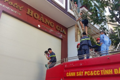 Giải cứu hàng chục du khách mắc kẹt trong khách sạn