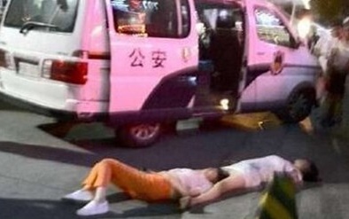  Cãi nhau 8 tiếng không nghỉ, hai phụ nữ Trung Quốc ngất xỉu giữa đường