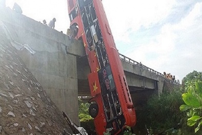 Xe khách đâm gãy cầu lao xuống sông khiến 1 người chết, 10 người bị thương