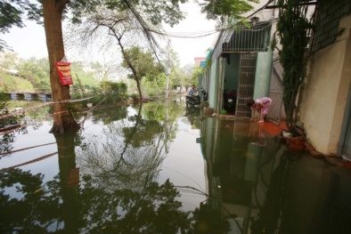 Hà Nội: 5 ngày sau bão số 3, nhiều nhà dân vẫn ngập úng