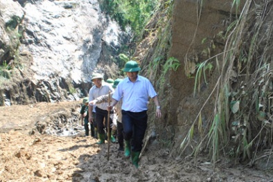 Chủ tịch Lào Cai cuốc bộ vào hiện trường vụ sập hầm vàng