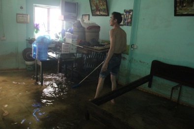 Giữa thủ đô Hà Nội người dân sống cảnh lụt lội, thiếu nước