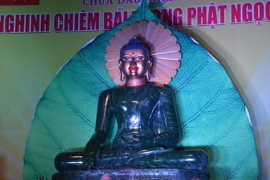 Hàng nghìn người dân Kinh Bắc chen chân xem Phật ngọc