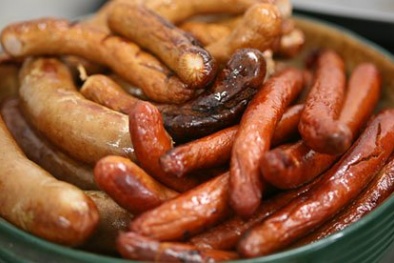 Lý do nên ăn xúc xích nướng hơn chiên để tránh ung thư