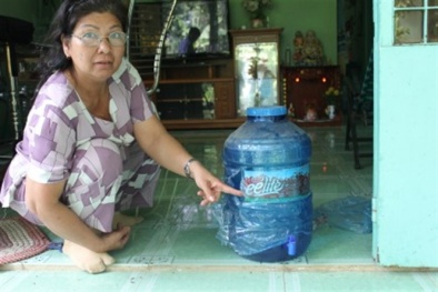 Khách hàng khởi kiện cơ sở sản xuất nước uống đóng chai