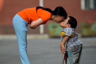 Cảm động tình yêu giữa chàng trai tí hon và cô gái tật nguyền