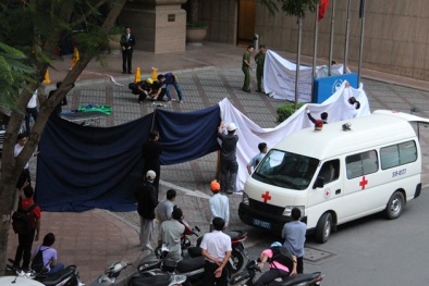 Khách sạn Sheraton: Nhân viên rơi từ tầng cao xuống đất, tử vong tại chỗ