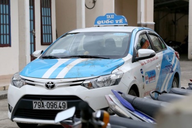 Lái xe taxi Quốc tế cướp tài sản, đập đầu nữ hành khách vào nắp capô