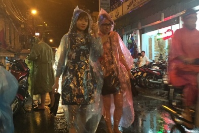 Phố đi bộ Hồ Gươm ngày đầu tiên hóa ... phố mưa sau trận mưa lớn