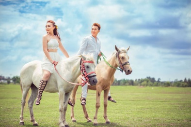 Bộ ảnh độc đáo trên thảo nguyên của ca sĩ trẻ Sài Gòn