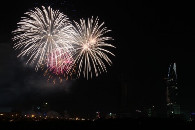 Người Sài Gòn đổ xô về trung tâm xem pháo hoa mừng Quốc khánh