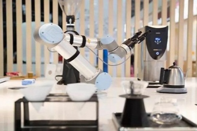 Sự dụng toàn người máy tự động pha cà phê