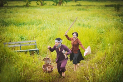 'Chơi trội' với bộ ảnh cưới trở về thôn quê cực nhắng