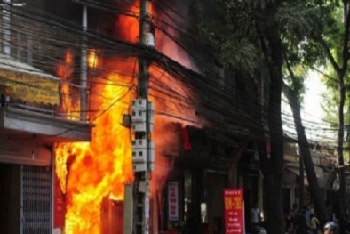 Hai thanh niên tưới xăng đốt dằn mặt bạn nhậu nhầm ra đầu thú