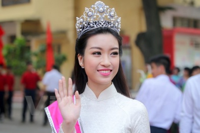 Hoa hậu Đỗ Mỹ Linh xinh tươi trong ngày trở về trường cũ