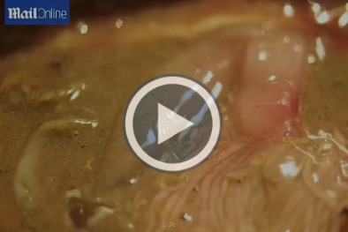 Kinh hãi phát hiện sán bò lúc nhúc trong cá tươi mua ở siêu thị