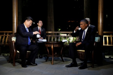 Ông Obama và ông Tập Cận Bình cùng tản bộ, thưởng trà trong đêm