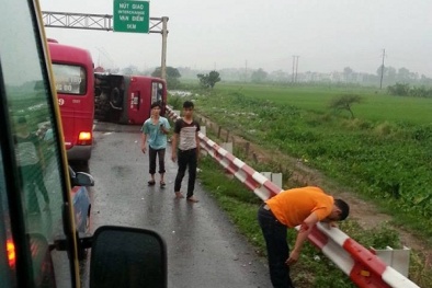 Xe khách về gần đến Giáp Bát bị lật: 2 người chết, 9 người bị thương