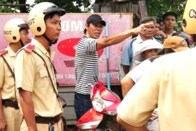 Đề nghị làm rõ vụ thiếu nữ phun nước bọt, cắn CSGT