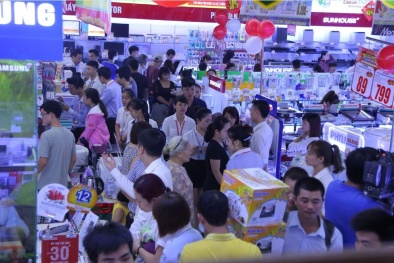 Xếp hàng dài ở siêu thị mới khai trương chờ mua hàng điện máy khuyến mại ‘khủng’