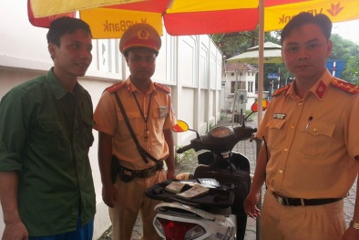 CSGT Hà Nội trả lại chiếc cặp chứa 70 triệu đồng cho người đi đường