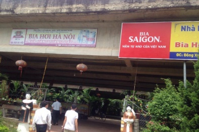 Hà Nội: Gầm cầu vượt QL18 trở thành sân khấu ca nhạc và quán bia