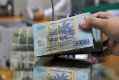 Chấp hành viên đem tiền thi hành án đi gửi tiết kiệm