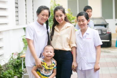 Chi Pu đón trung thu cùng 150 trẻ em khuyết tật