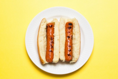 Trẻ em có nguy cơ ung thư khi ăn xúc xích