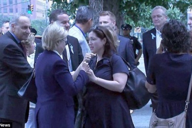 Người phụ nữ bí ẩn luôn đi cùng bà Hillary Clinton ngày 11/9 là ai?