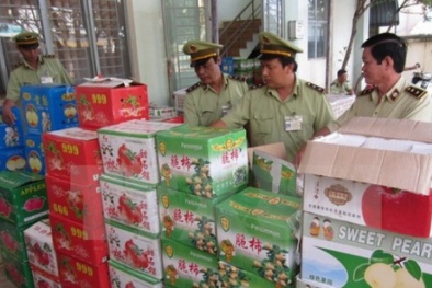 Tịch thu hàng loạt thùng trái cây ghi chữ Trung Quốc, Thái Lan tại chợ