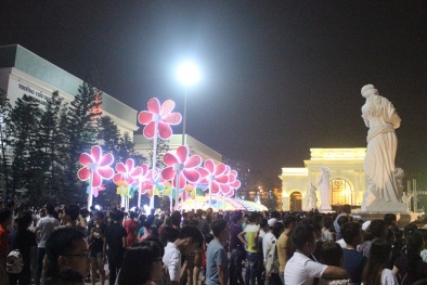 Hàng ngàn người đổ về Royal City trước đêm Trung Thu