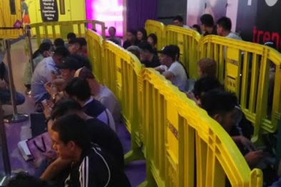 Người Việt ùn ùn bay sang Singapore săn iPhone 7 giá rẻ