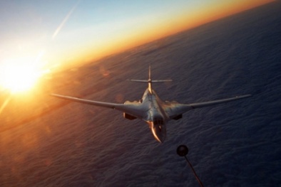 Sốc: Chiến đấu cơ mạnh nhất không quân thế giới vừa bay 600 km/h vừa tiếp nhiên liệu