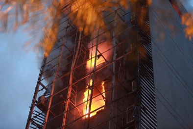 Hơn 100 cảnh sát đang dập cháy ở quán karaoke cao 8 tầng