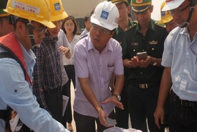 Lấy mẫu phân tích 168 tấn bùn nhập khẩu của Formosa Hà Tĩnh